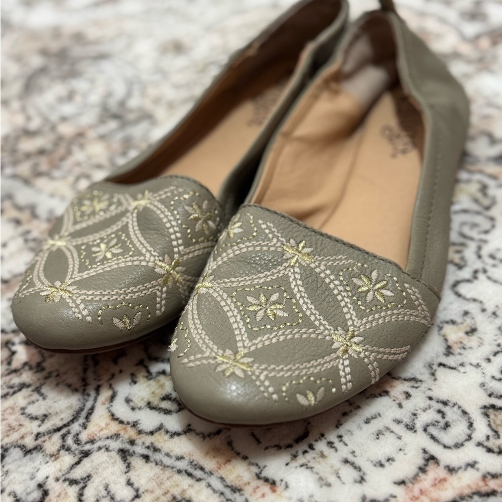 Latigo Olive/Gray Embroidered Flats